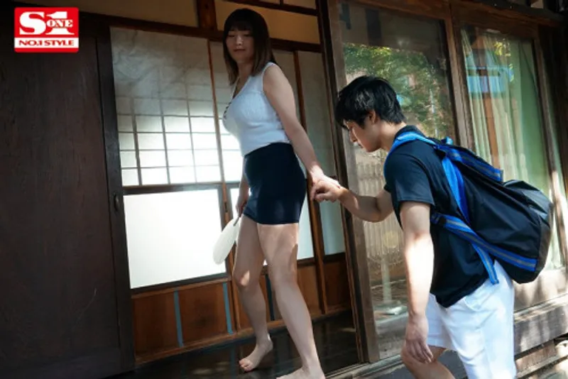 Anh chàng dâm đãng buồi khi nhìn trộm em họ địt trộm với chồng