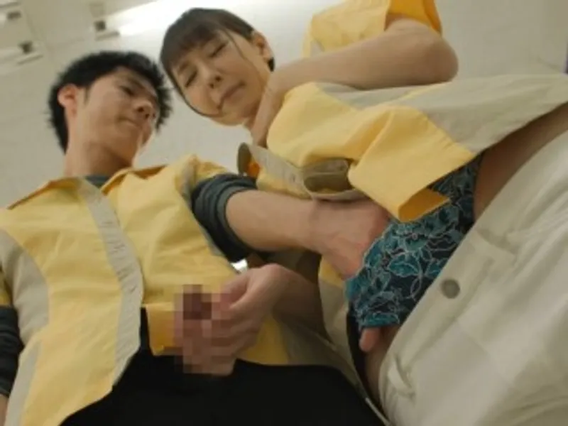 điên cuồng địt nữ đồng nghiệp dam dang trong siêu thị mini