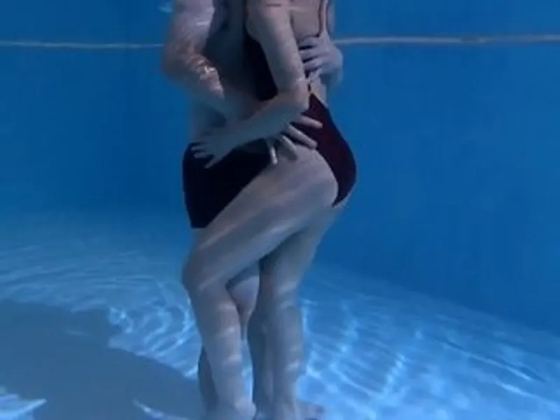 Gã chồng lạnh nhạt, cô vợ lén lút với hlv dạy bơi