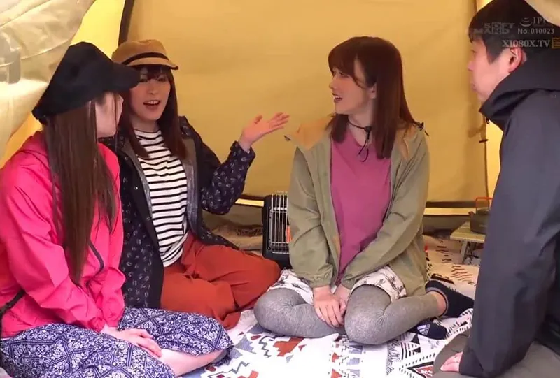 Chuyện lạ đời, anh xã thay vợ đi cắm trại với mấy cô bạn của người vợ ở khu phố…