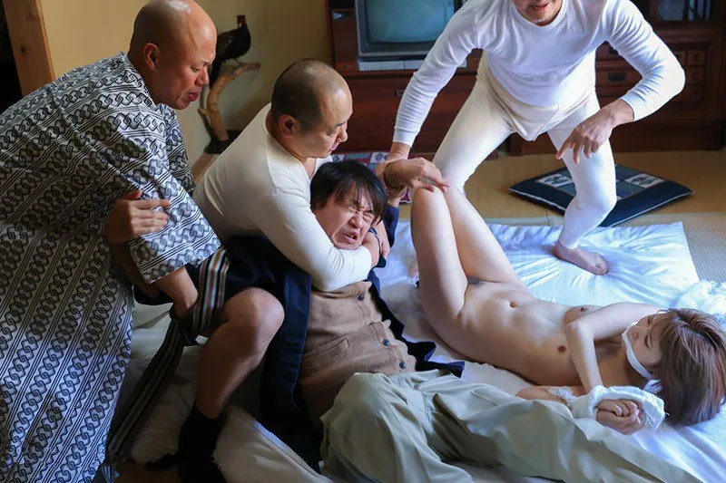 Chồng yêu nhìn vợ bị những tên tù vượt ngục cưỡng hiếp