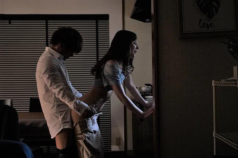 Cấp trên đi công việc, cậu nhân viên đến nhà quan hệ vợ yêu ông ấy