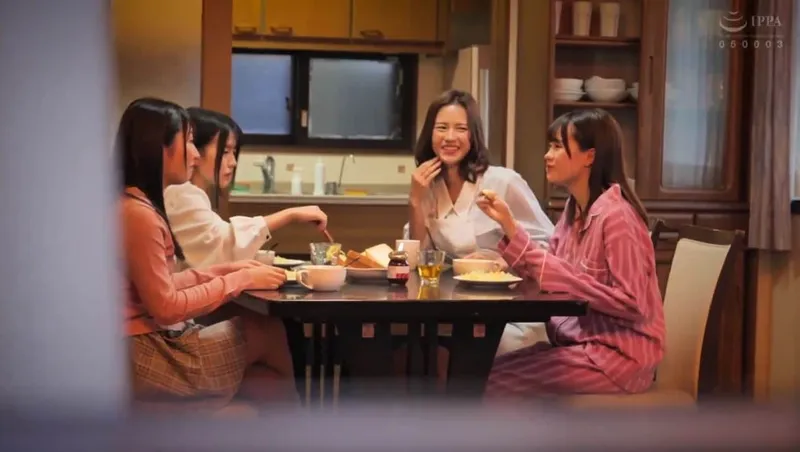 Bố đi vắng, 4 hoa nhỏ ở nhà bị những tên côn đồ để ý tới