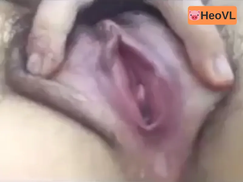 Eny show cận cảnh âm đạo đang thở