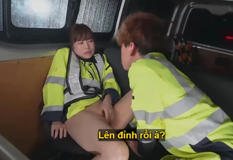 Bà xã đi làm kiếm thêm phụ ông chồng rồi lại rung động với cậu trai trẻ vì thiếu thốn