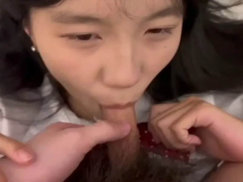 Em loli dễ thương liếm chim biến em thành con em đào nứng p2